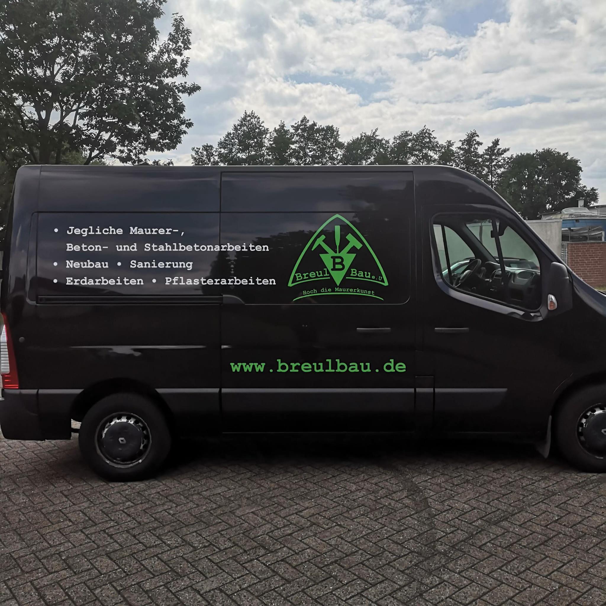 Firmenfahrzeug von Breul Bau unterwegs